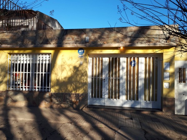 OPORTUNIDAD!!!. Venta casa 3 dormitorios, cochera.(Excelente estado). Felipe More 3700, Rosario. Apta crédito.