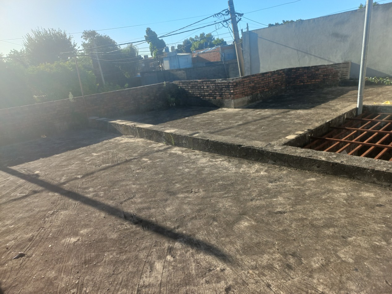 OPORTUNIDAD. Ideal inversor, casa al frente de 2 dormitorios. Zona Sur.